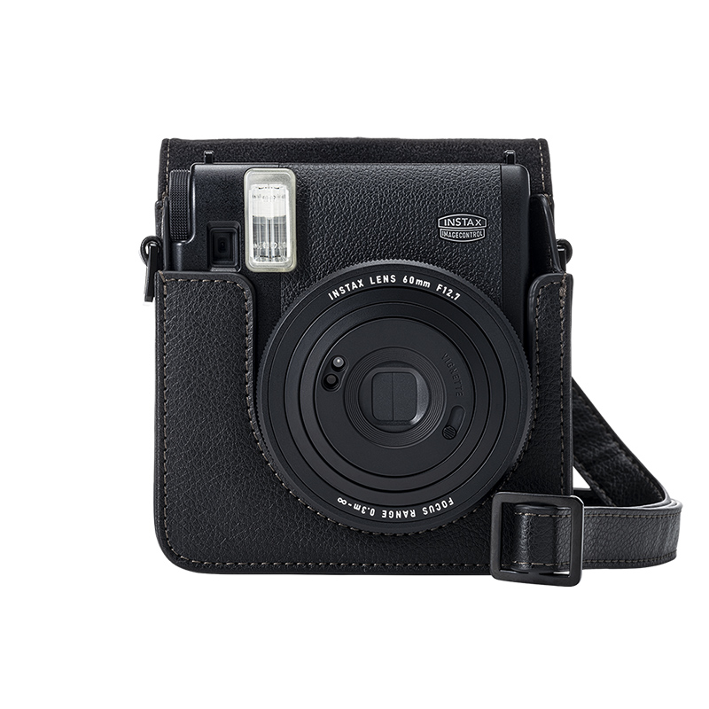 Una cámara Instax negra en una funda negra. Una correa está sujeta a la funda.