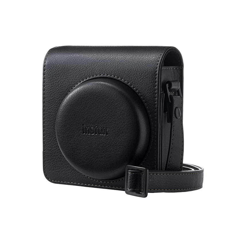 Una funda de cuero negra para cámara Instax con correa y hebilla.