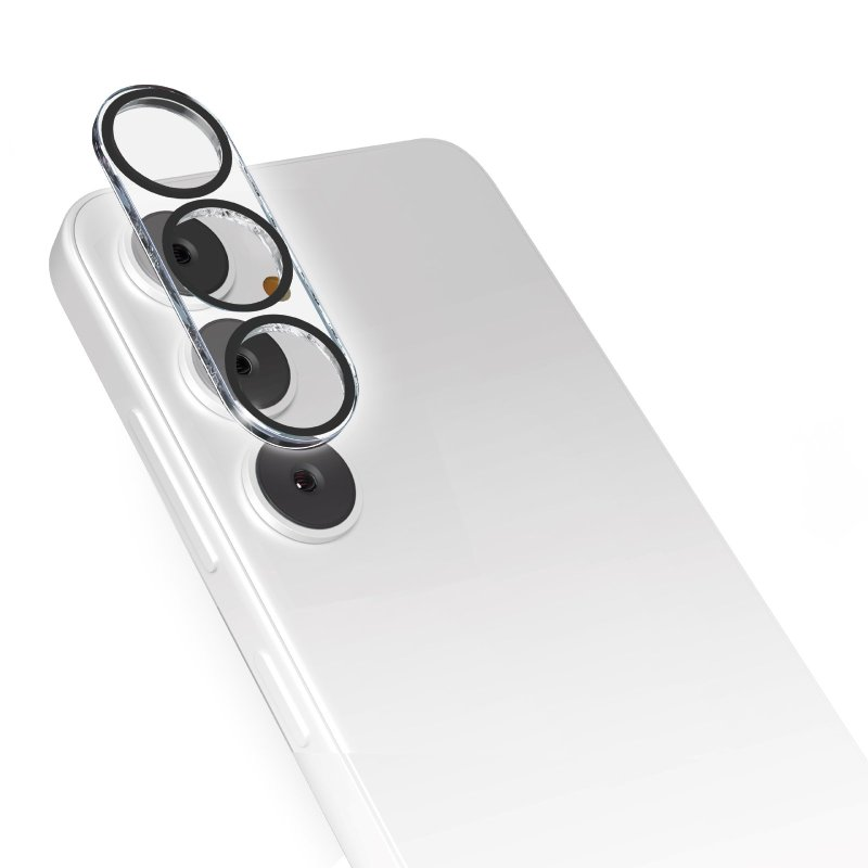 Ein weißes Telefon mit einem Linsenschutz. Der Schutz hat drei Linsenöffnungen.