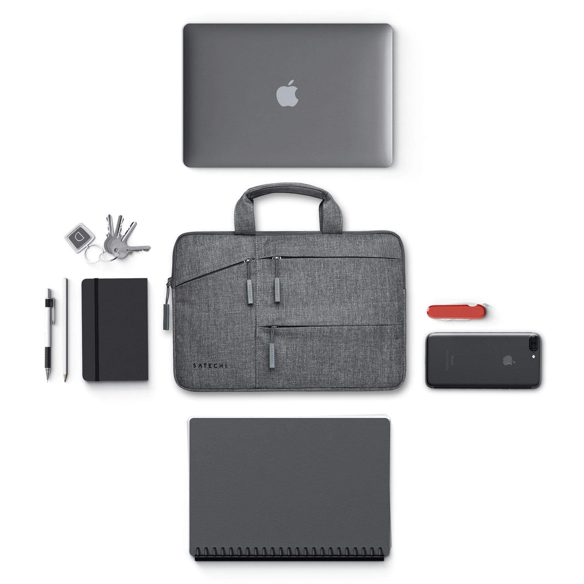 Laptop, táska, jegyzetfüzet, toll, kulcsok, piros kés és telefon.