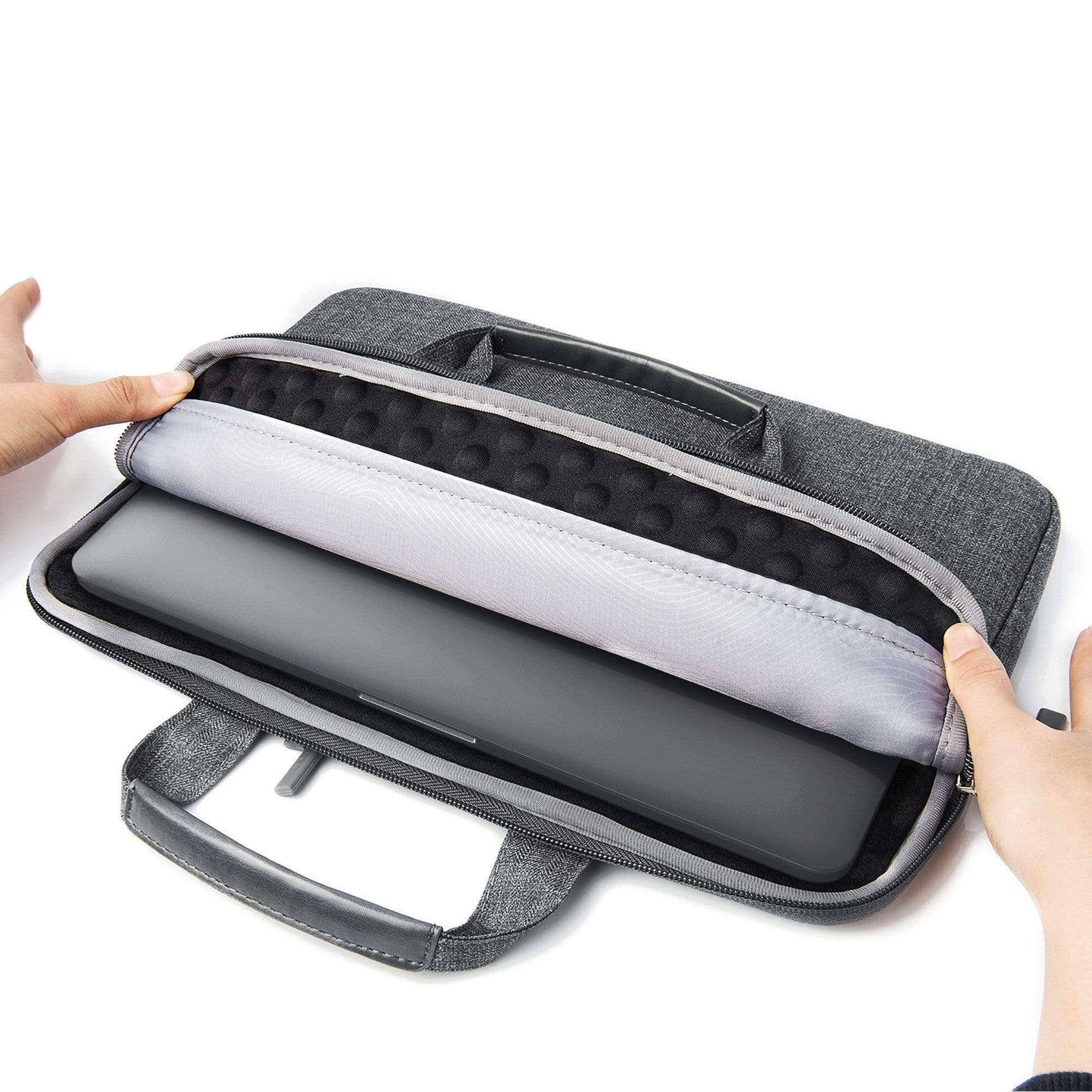 Szürke laptop tok nyitva, a belső bélést és a benne lévő laptopot mutatva.