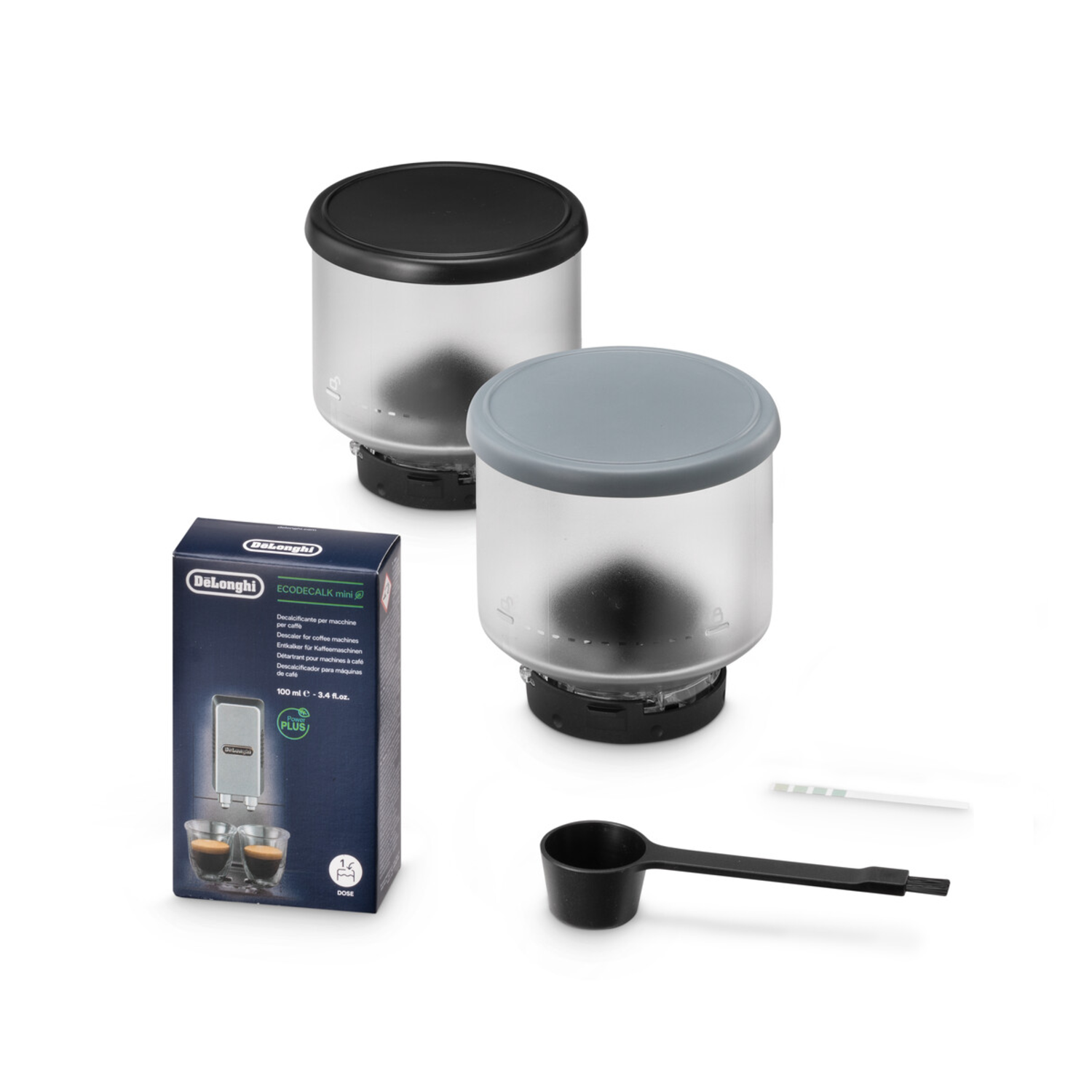 Twee doorzichtige watertanks voor koffiemachine, een ontkalkingsdoos en een schepje op wit.