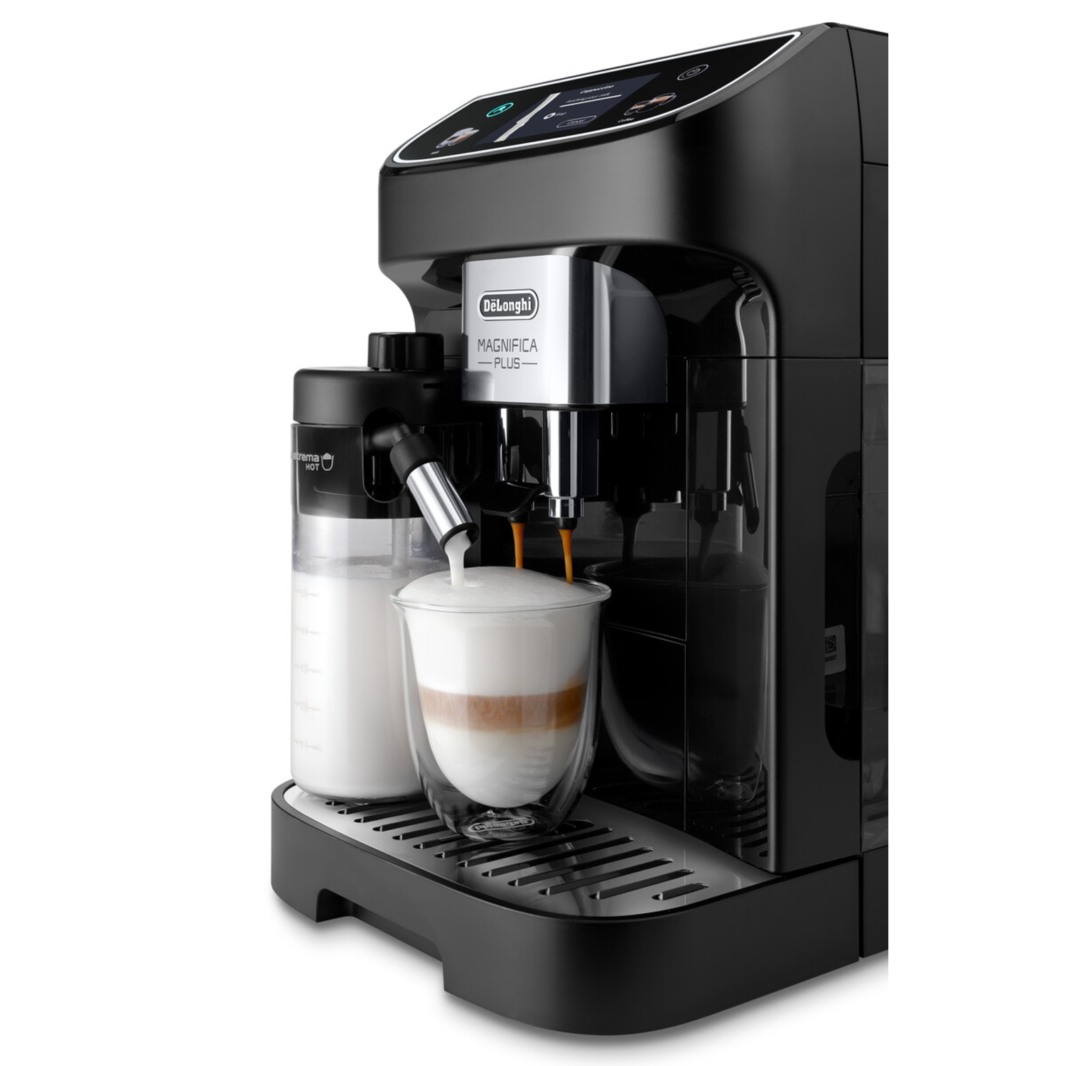 Een zwarte Delonghi Magnifica Plus koffiemachine, met melk en koffie in een glas.