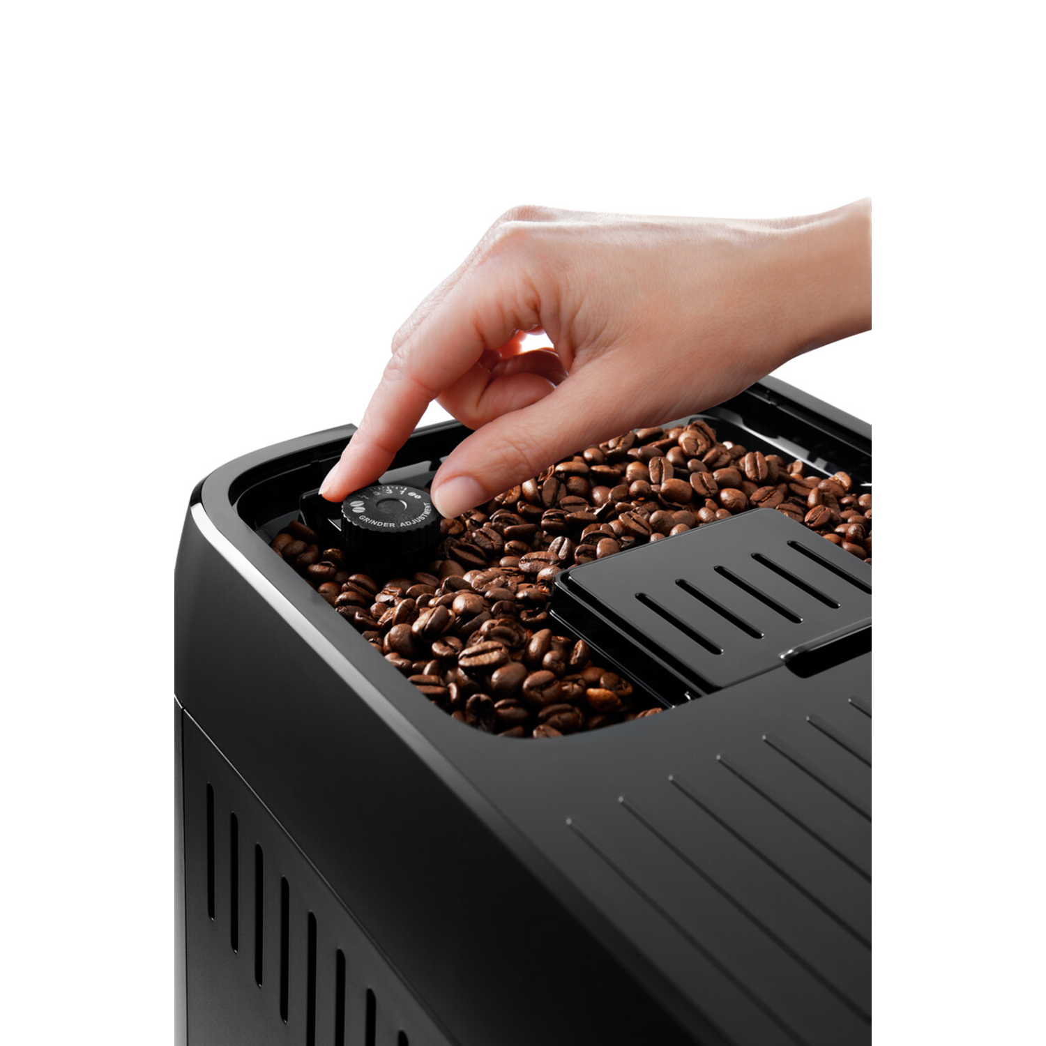 Hand die koffiebonenmolen afstelt. Koffiebonen vullen de container.