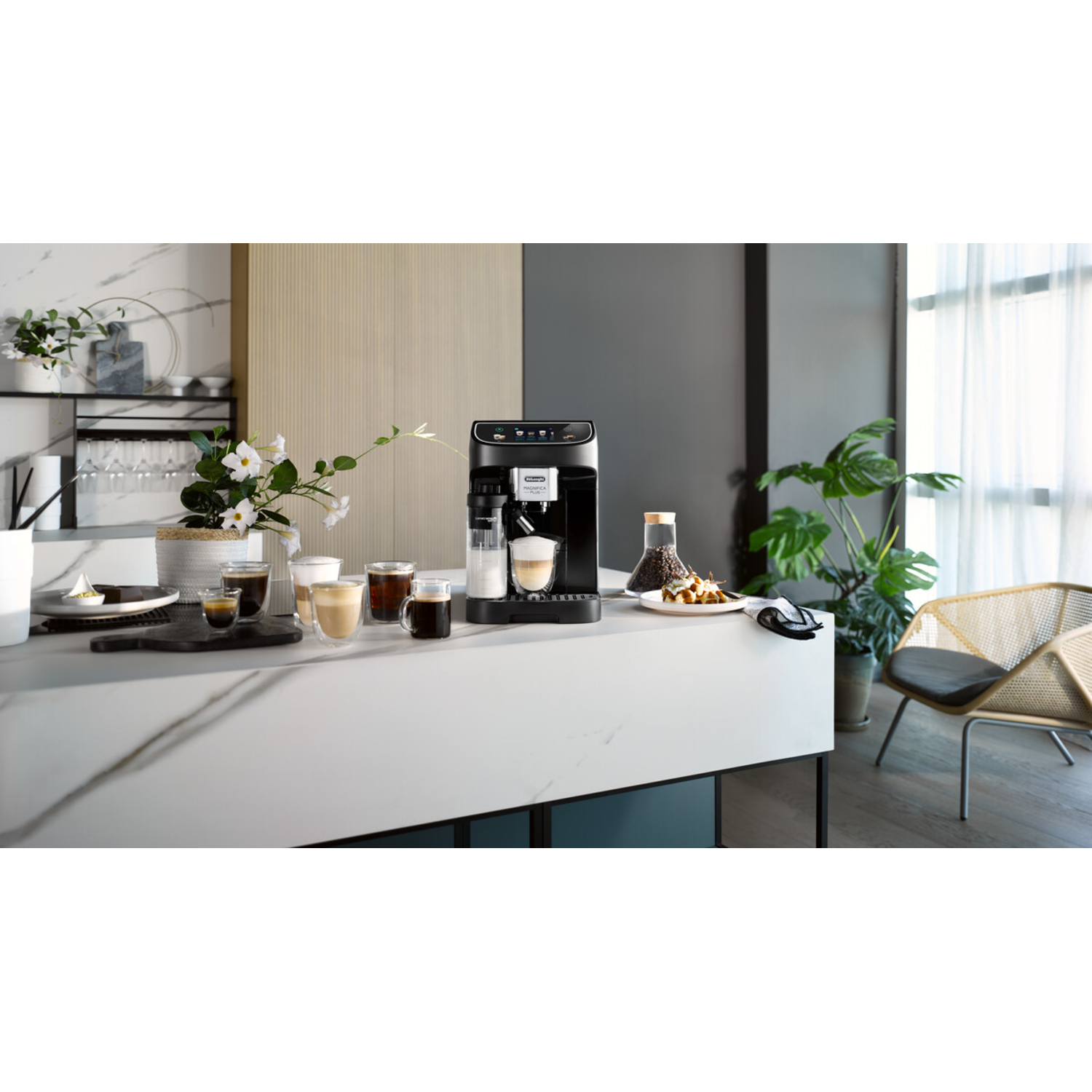 Een koffiemachine met koffiedranken en accessoires op een wit aanrecht in een keukenomgeving.
