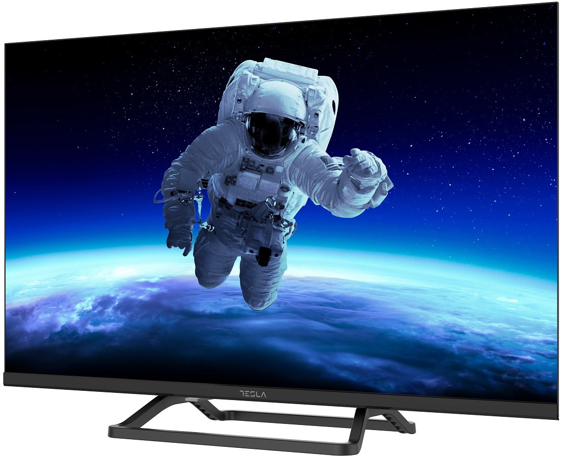 Egy TV egy űrhajóst jelenít meg a Föld felett. A TV-nek állványa és fekete kerete van.