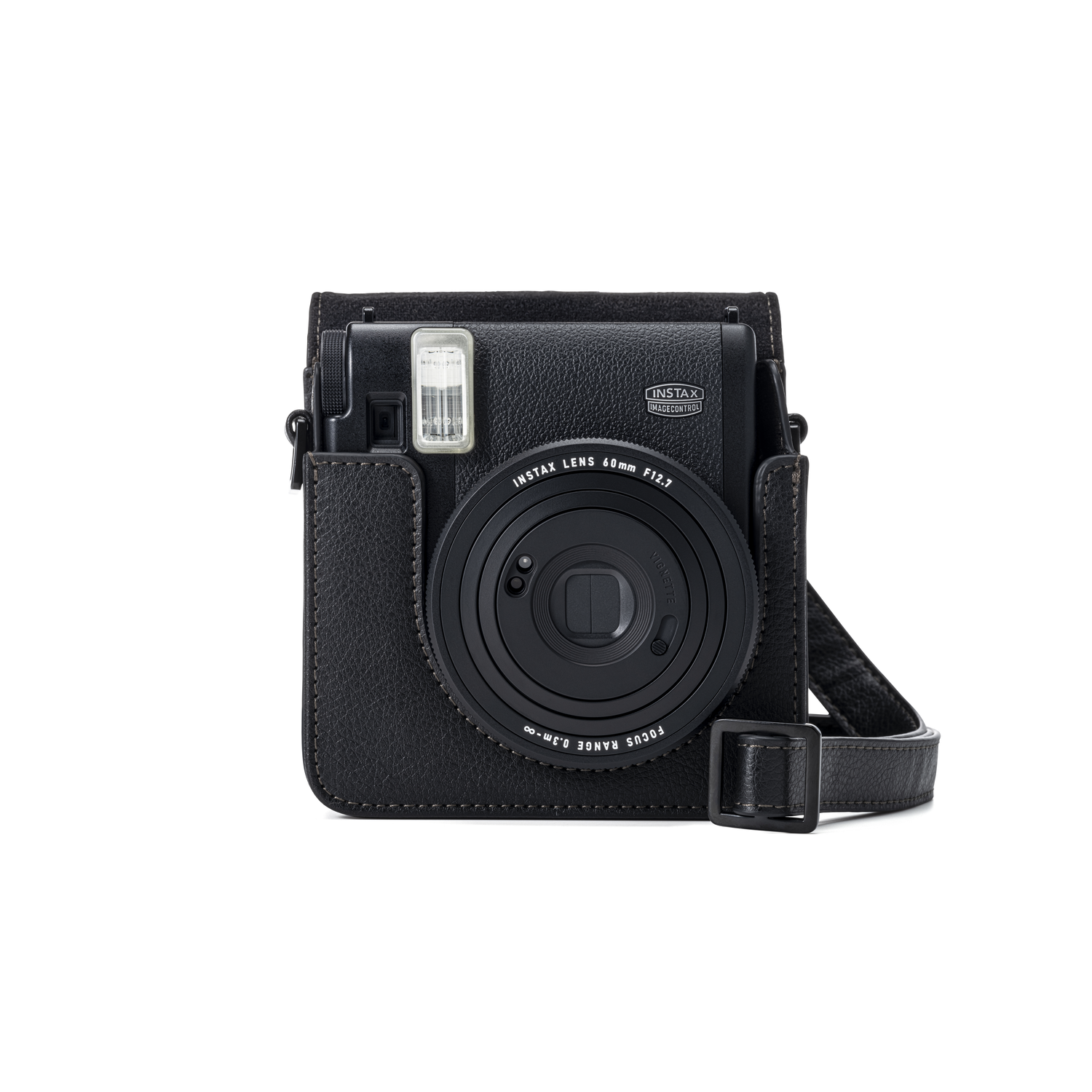 Zwarte Instax camera in een zwarte hoes met een zwarte band, op een witte achtergrond.