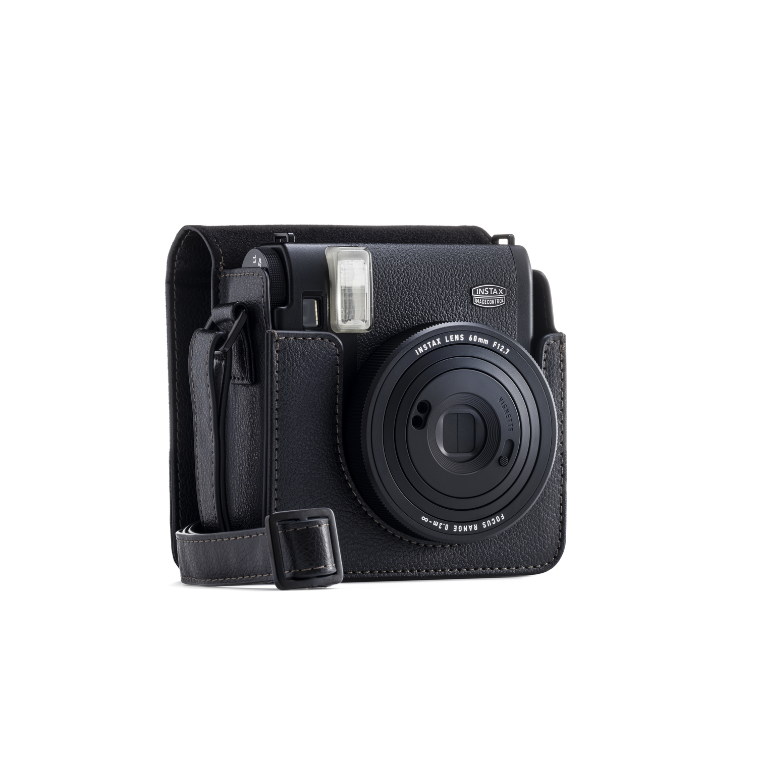 Zwarte Instax-camera in de hoes, met lens en riem zichtbaar. Witte achtergrond.