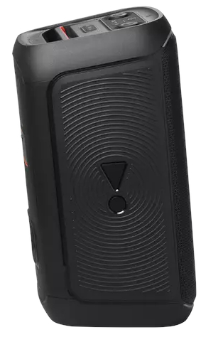 Czarny głośnik przenośny pod kątem. Przyciski na górze, trójkątny przycisk i logo marki są widoczne.