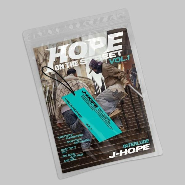 Transparente Plastikhülle mit Magazin. Menschen auf Treppen. Text: Hope On The Street Vol. 1.