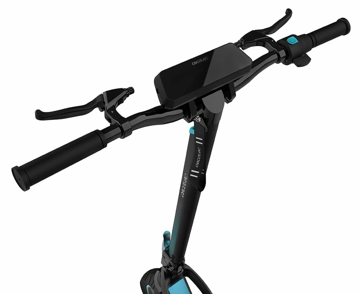 Zbliżenie na kierownicę hulajnogi elektrycznej z elementami sterującymi na białym tle, widok z góry.