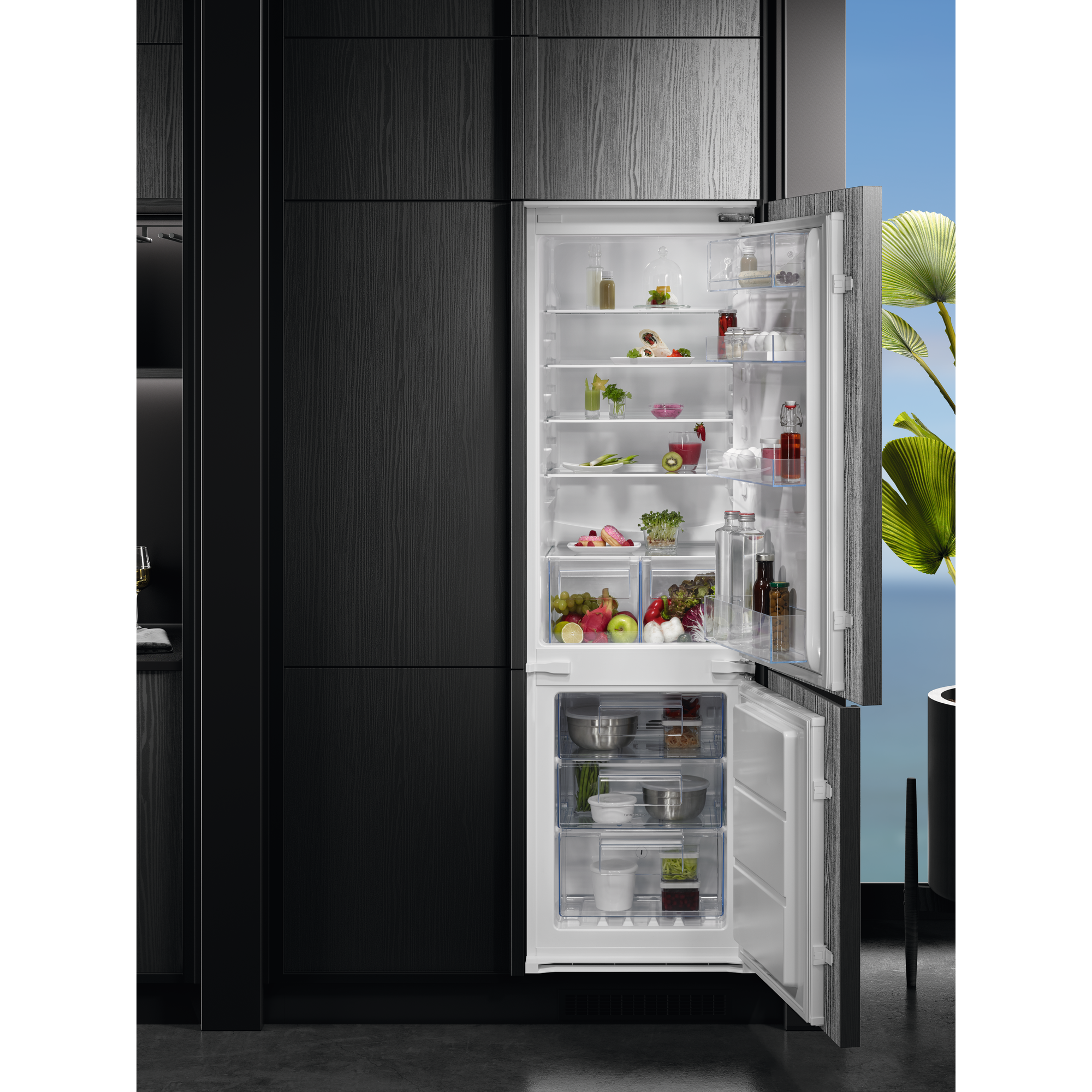 Moderner Kühlschrank mit geöffneten Türen, gefüllt mit Lebensmitteln und Getränken.