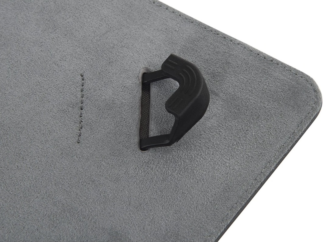 Zbliżenie szarego, teksturowanego materiału z czarną klamrą.