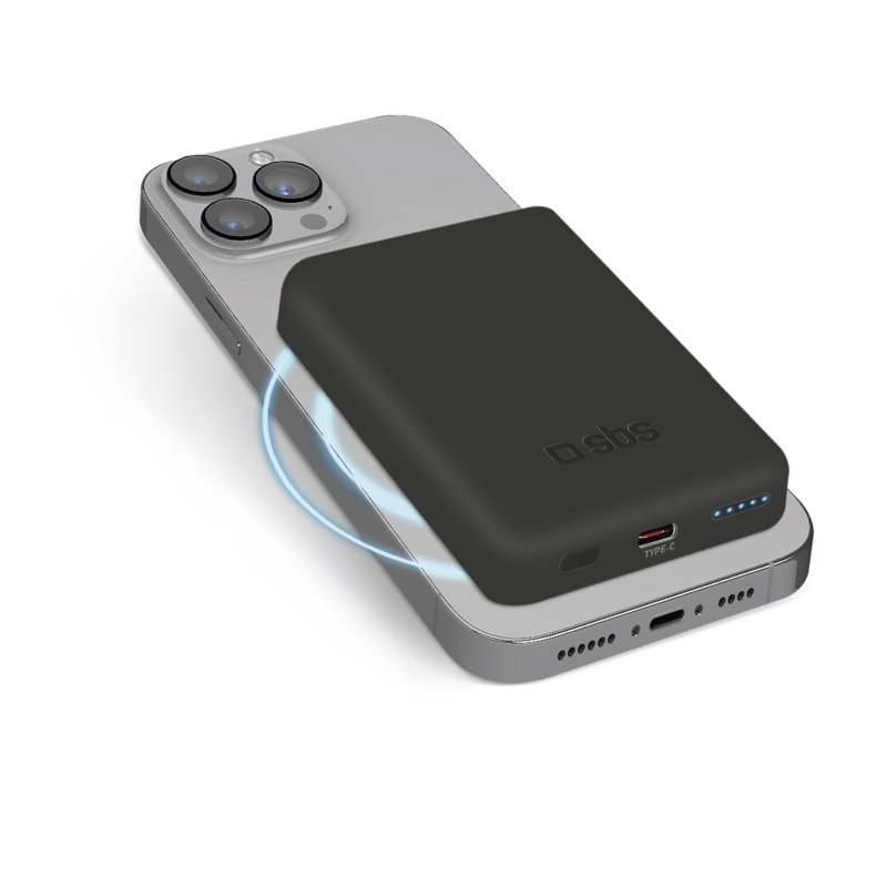 Czarny power bank na srebrnym telefonie. Power bank jest podłączony do telefonu.