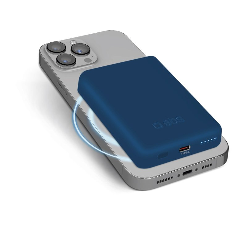 Niebieski power bank ładujący srebrny iPhone. Power bank ma napis 'sbs'.