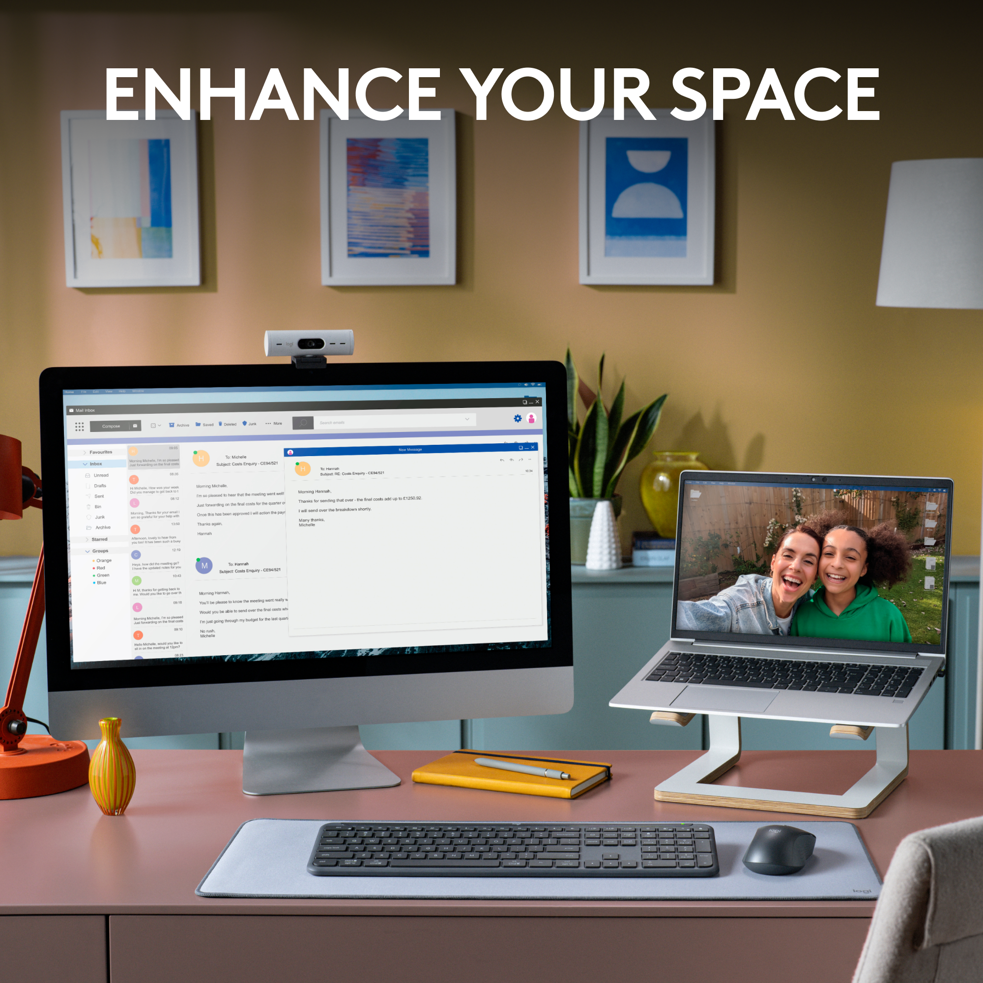 Uno spazio di lavoro con un computer, un laptop e accessori, creando un look moderno.