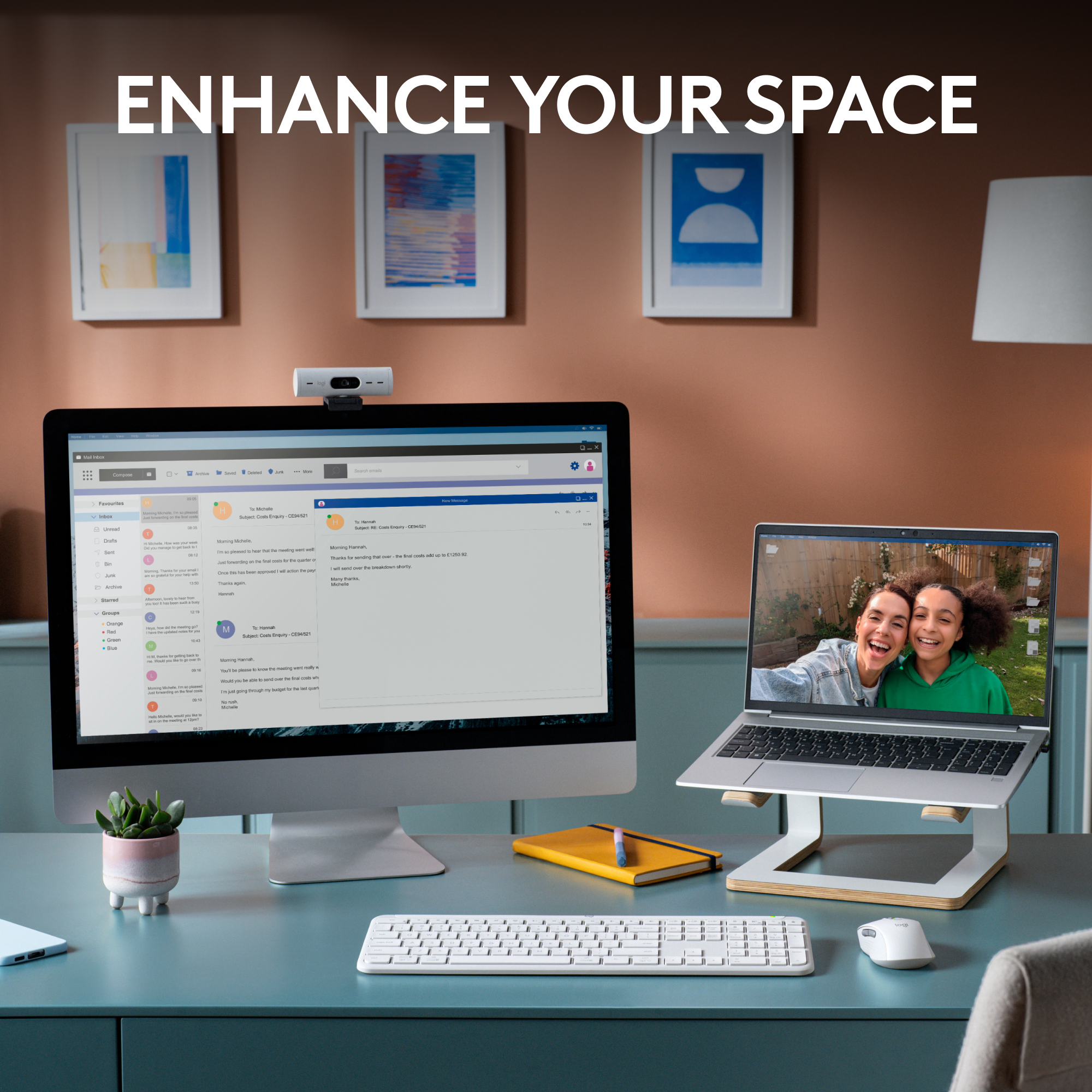 Arbeitsplatz mit Computer, Laptop, Monitor, Tastatur, zwei Personen auf Laptop-Bildschirm.