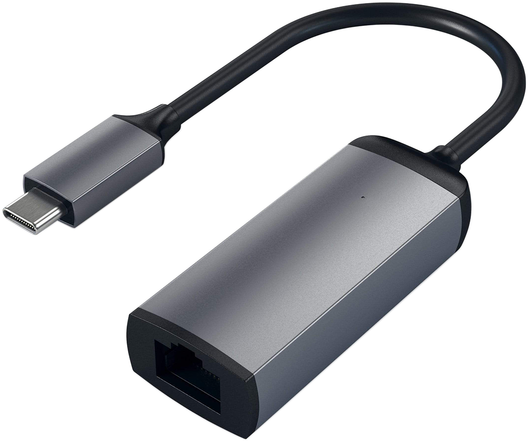 Egy szürke USB-C - Ethernet adapter fekete kábellel.