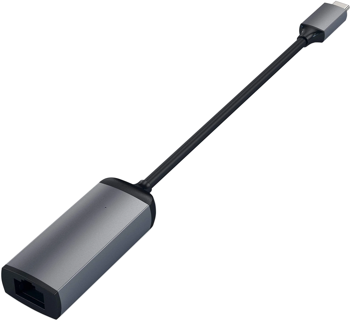 Szürke Ethernet adapter fekete kábellel, fekete háttéren izolálva.