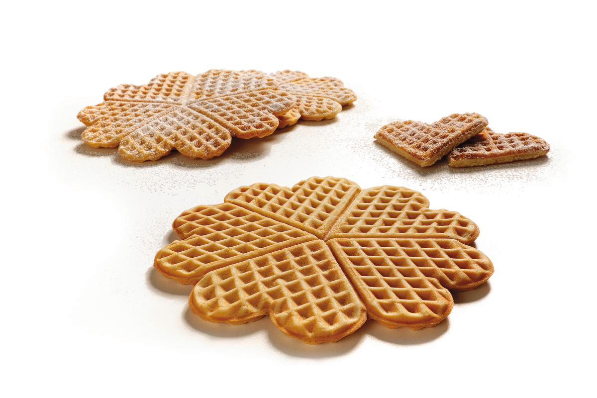 Herzförmige Waffeln mit Puderzucker auf weißem Hintergrund.