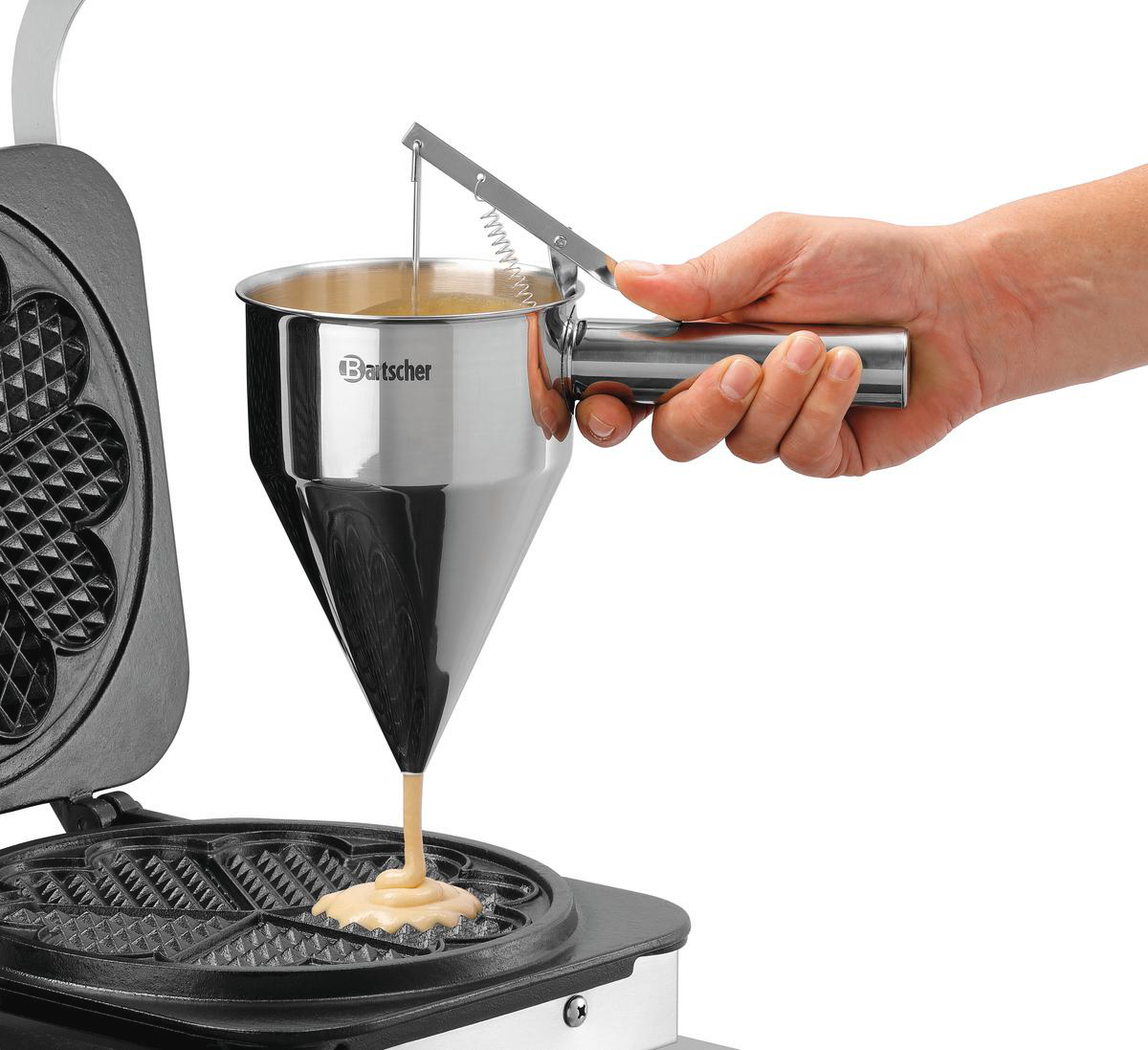 Ein Mann gießt Teig aus einem Trichter in ein Waffeleisen.