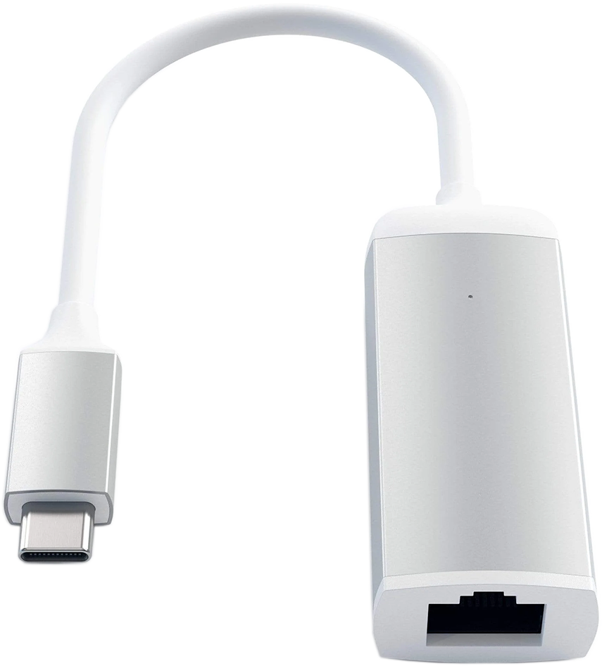 Egy fehér USB-C - Ethernet adapter. Van egy USB-C csatlakozója és egy Ethernet portja.