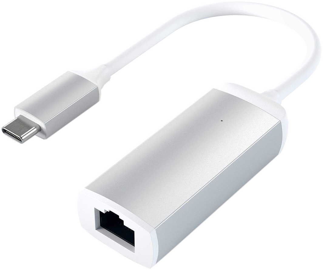 Egy ezüst USB-C-Ethernet adapter fehér kábellel, fekete háttér előtt.