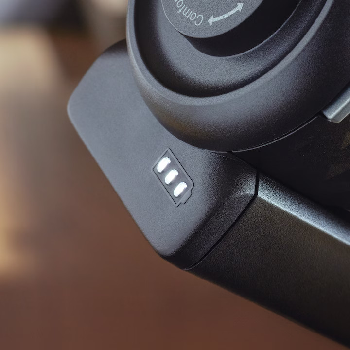 Zbliżenie czarnego urządzenia z trzema białymi światłami. Tło jest rozmyte.