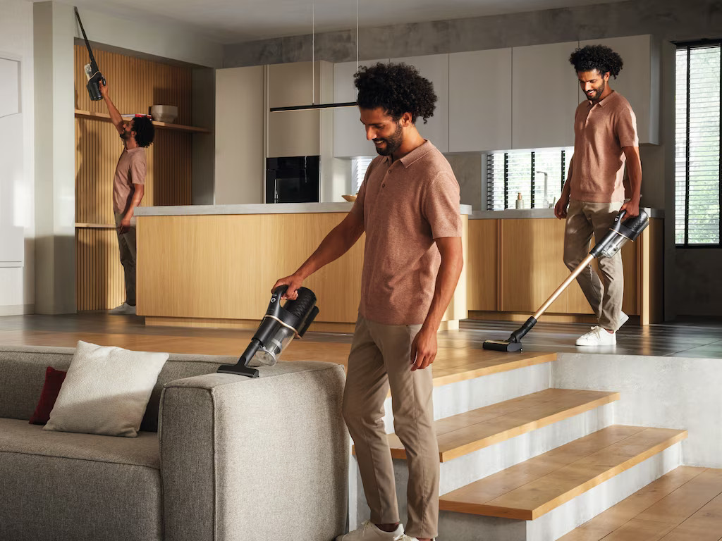 Wnętrze lodówki ze szklanymi półkami, na których znajdują się produkty takie jak ser, brokuły i melon.