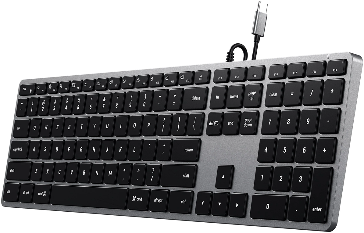 Ezüst billentyűzet fekete gombokkal, USB-kábellel és fekete szegéllyel.