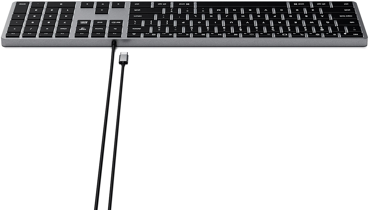 Ezüst billentyűzet fekete billentyűkkel és USB-C kábellel.