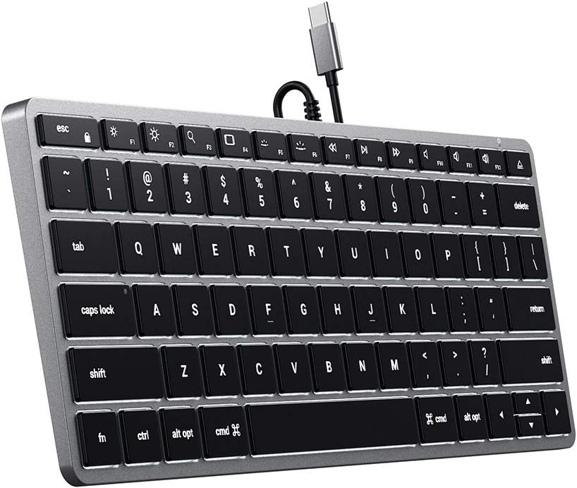 Fehér táblagép, fehér USB-C kábel és fehér töltőadapter.