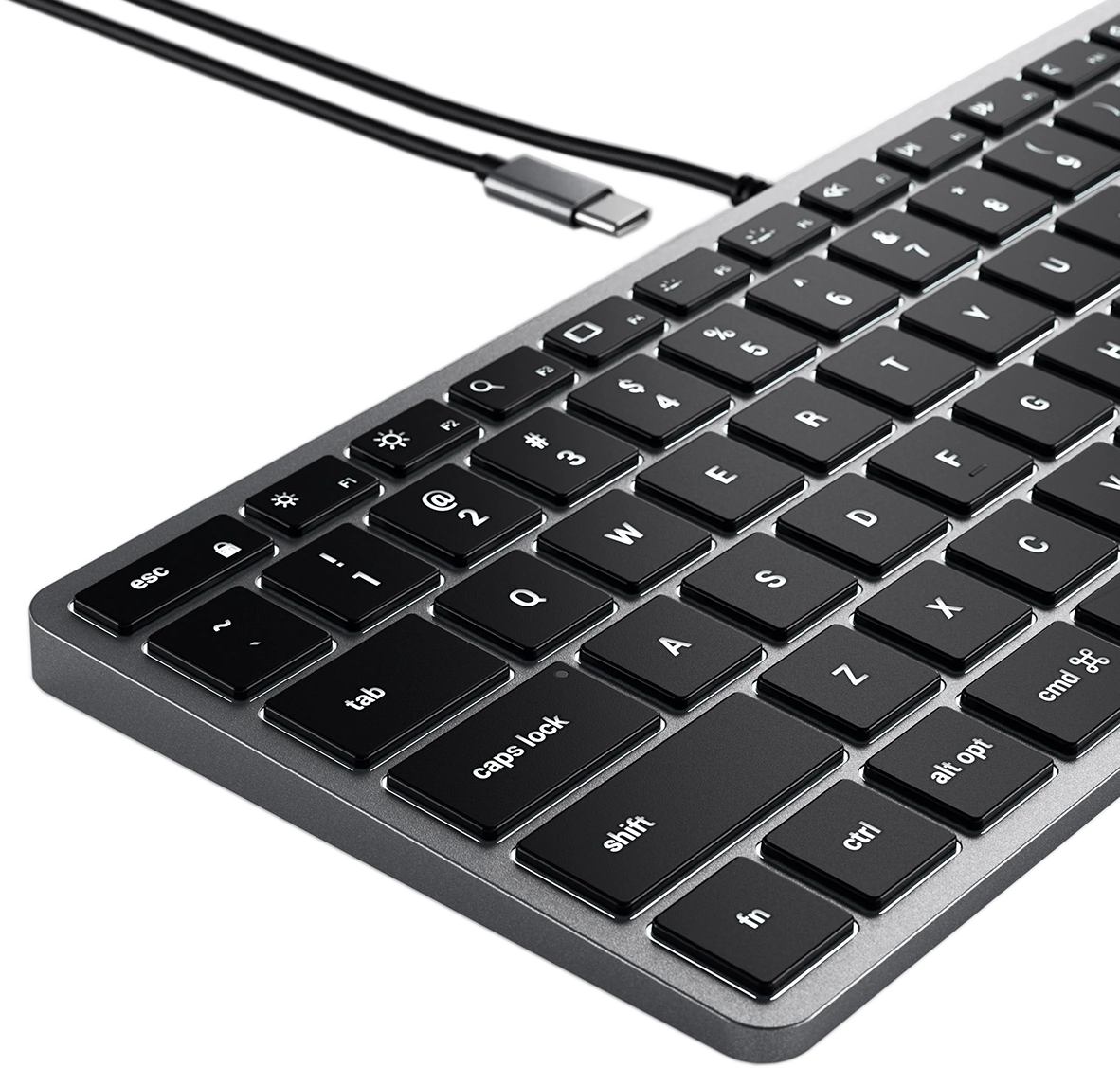 Egy szürke billentyűzet fekete billentyűkkel és USB-C kábellel.