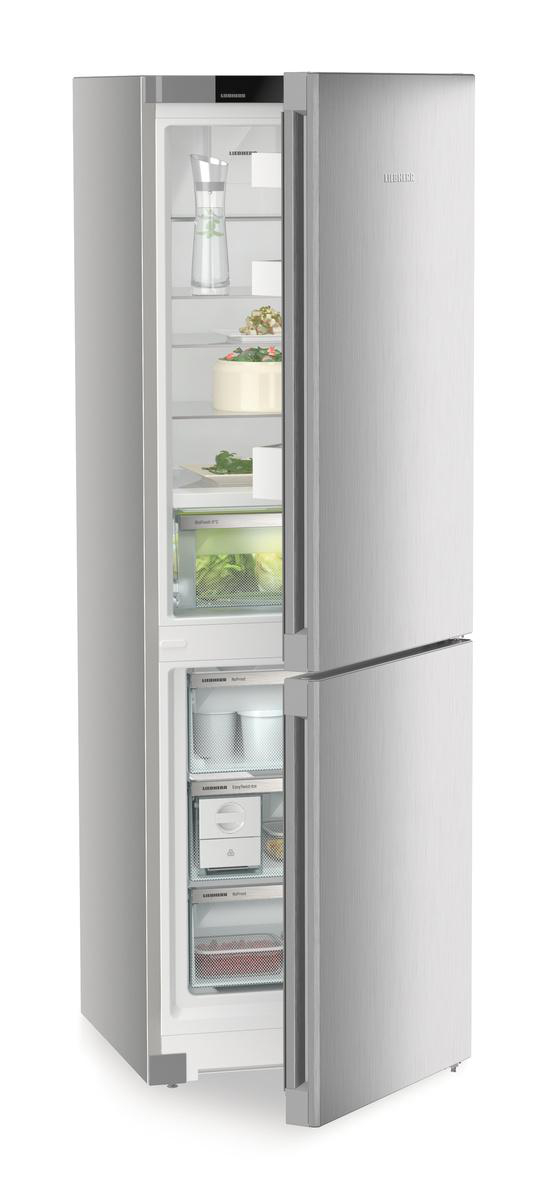 Silberner Kühlschrank mit geöffneten Türen. Innenregale mit Lebensmitteln sind sichtbar.
