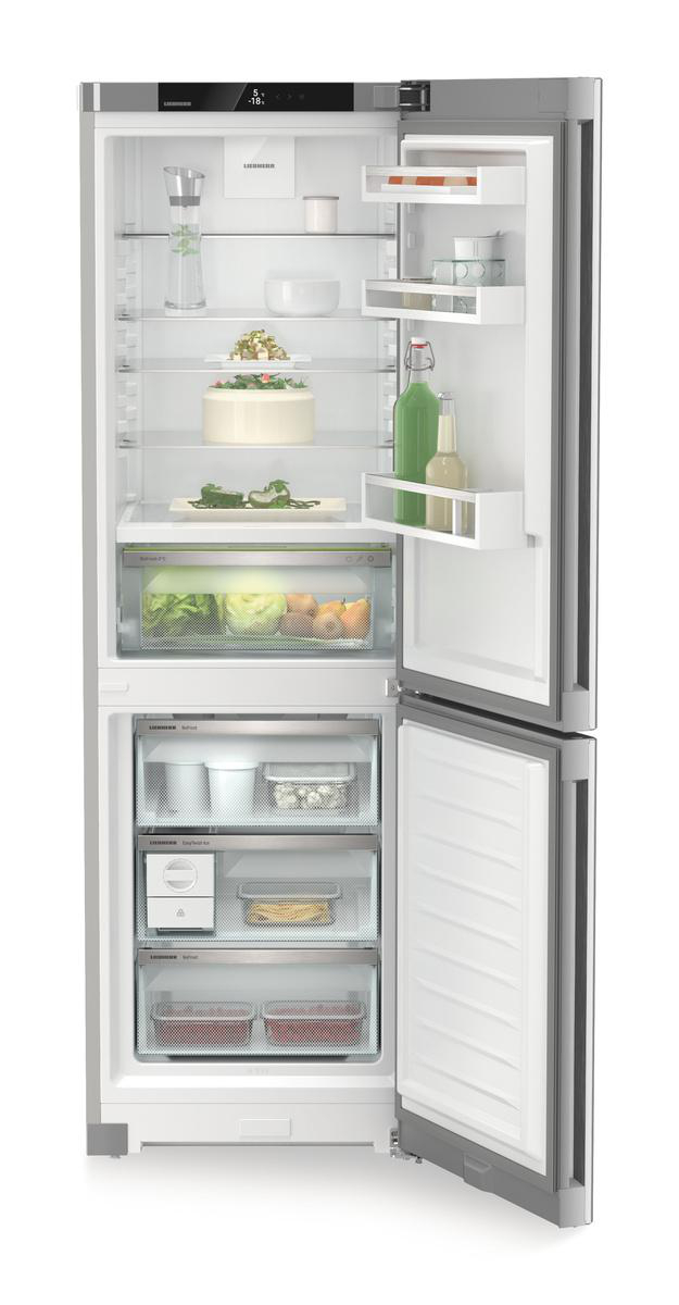 Offener Liebherr-Kühlschrank mit verschiedenen Lebensmitteln und Regalen.