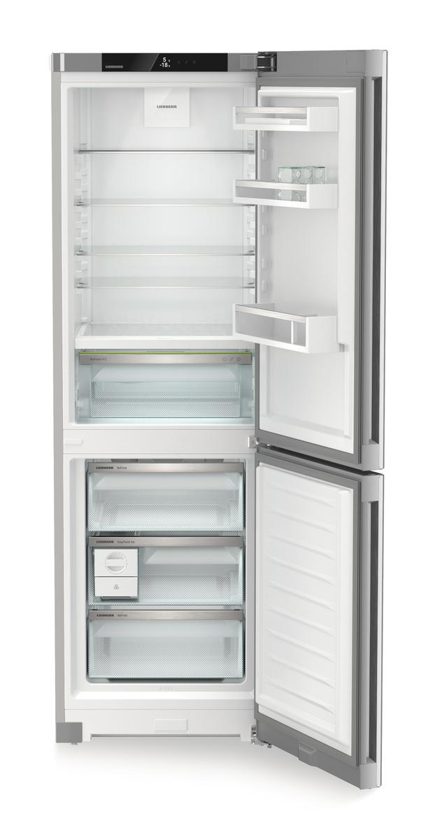 Geöffneter Kühlschrank mit Glasböden, Schubladen und Essen im Inneren.