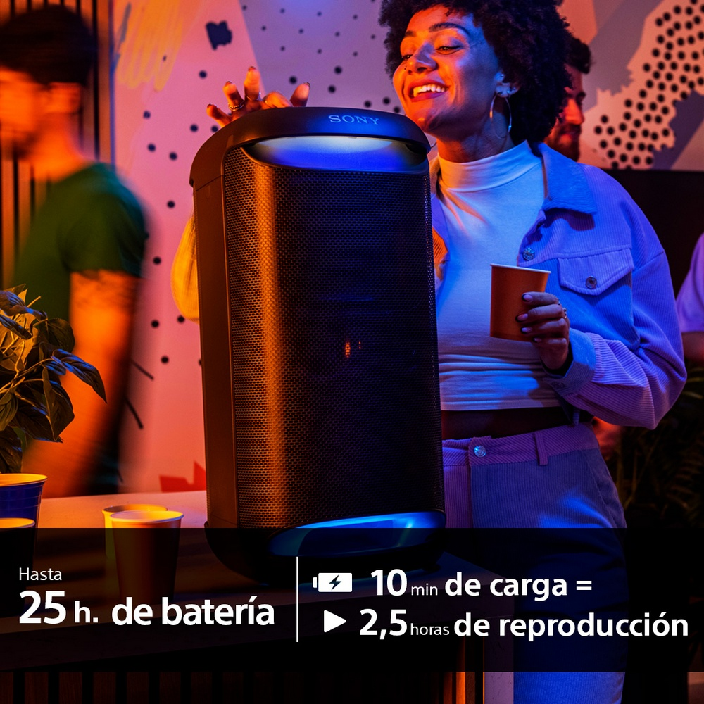 Mujer con taza junto a altavoz negro con luces azules. Escena de fiesta.