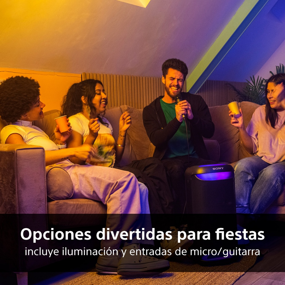 Grupo de personas disfrutando del karaoke. Un altavoz está a la derecha. Texto en español en la parte inferior.