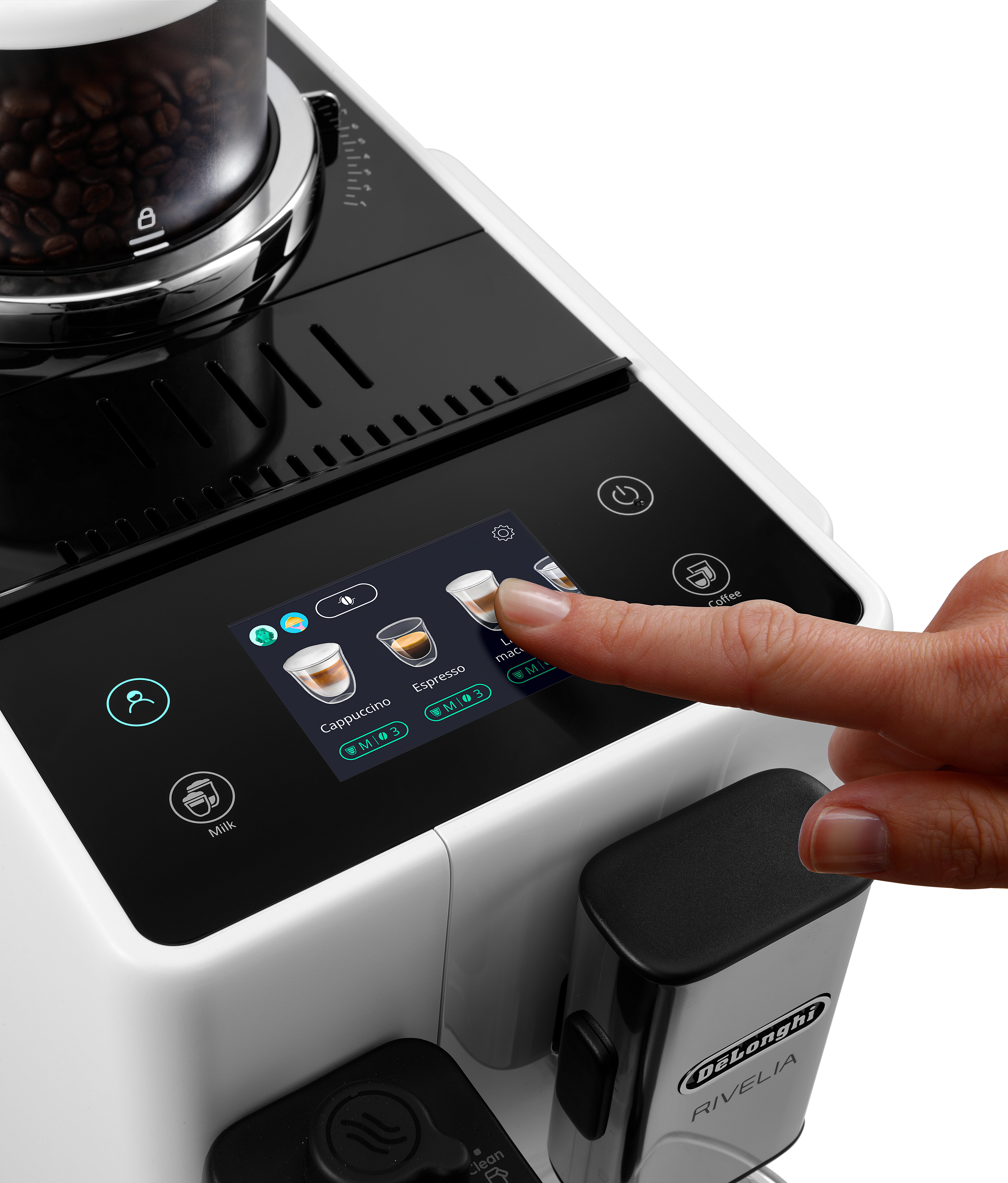 Nahaufnahme des Displays einer De'Longhi Kaffeemaschine. Ein Finger berührt den Bildschirm und wählt ein Getränk aus.