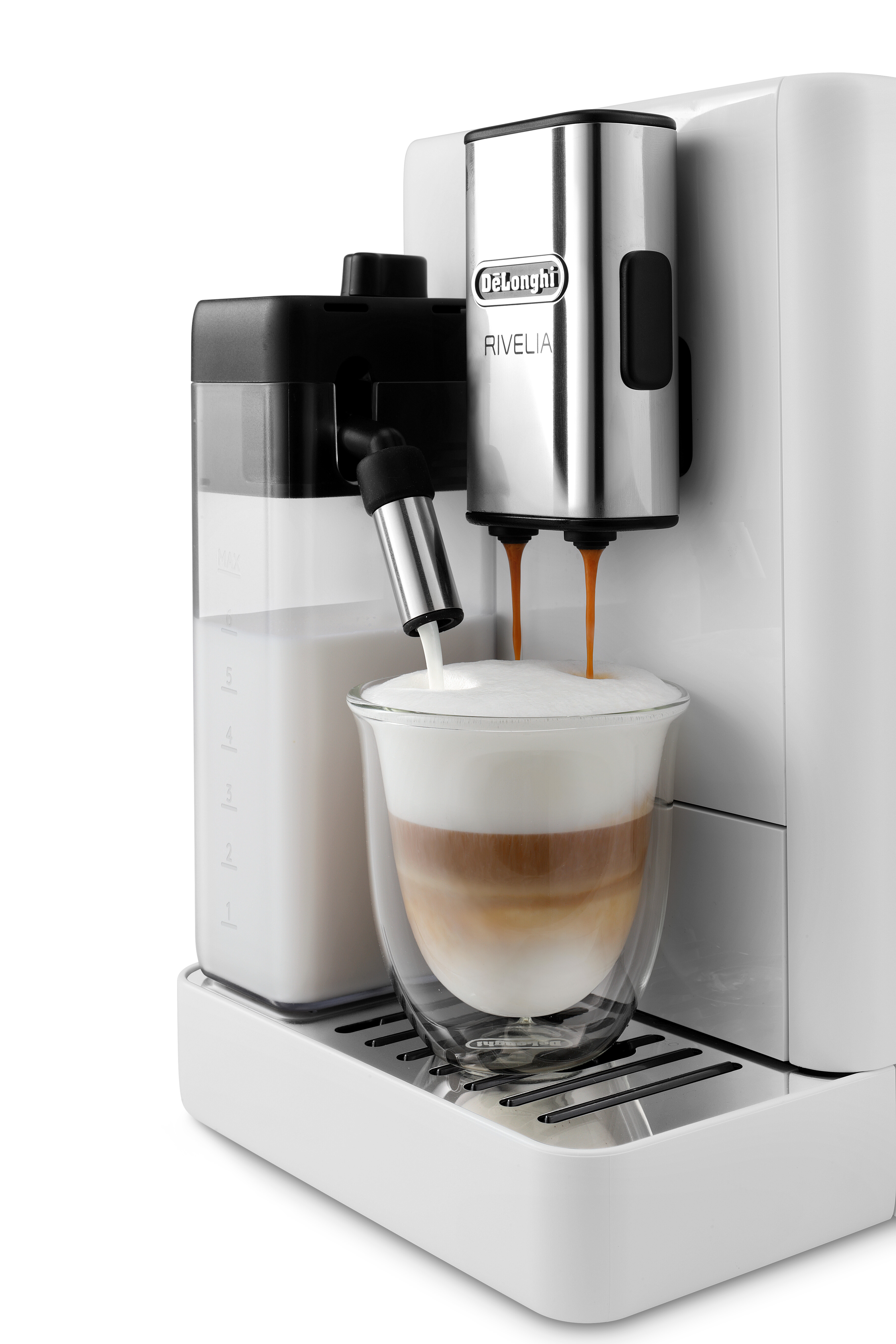 Espressomaschine gießt Kaffee in ein Glas. Milchbehälter links.