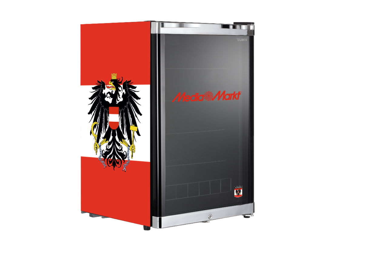Ein Kühlschrank mit der österreichischen Flagge auf einer Seite und einem MediaMarkt-Logo.