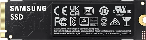 Fekete Samsung SSD logókkal és szöveggel, fekete háttéren.
