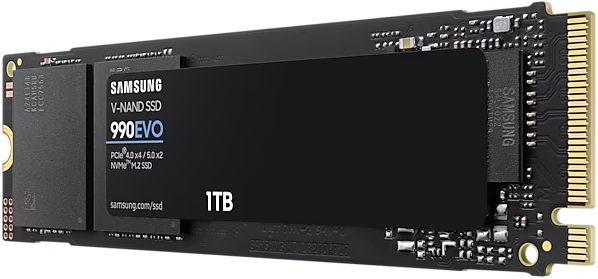 Egy fekete Samsung 990 EVO SSD. Egy kis, téglalap alakú tárolóeszköz.