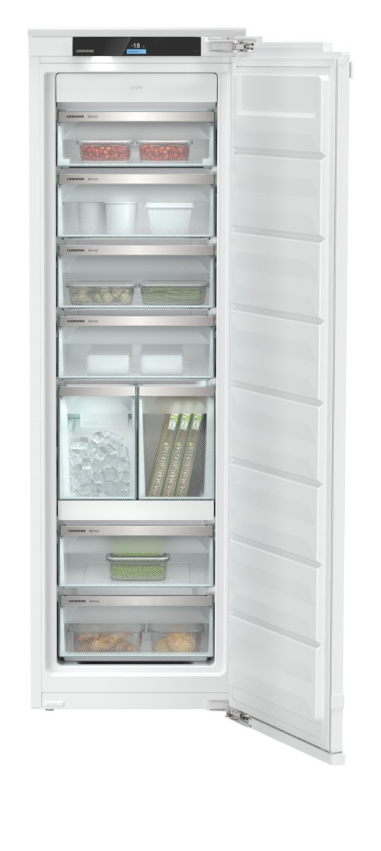Ein weißer Kühlschrank mit offener Tür, der Regale mit Lebensmitteln im Inneren zeigt.