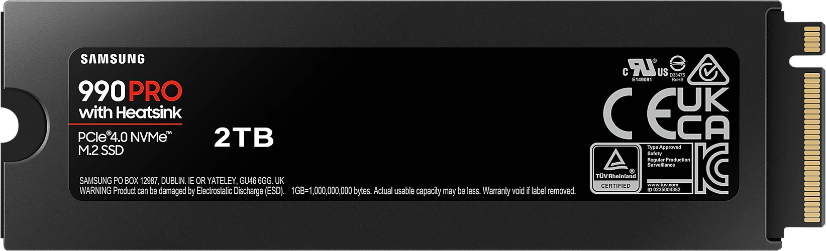 Fekete SSD Samsung 990 PRO-val, hűtőbordával és címkékkel. Arany csatlakozók jobbra.