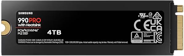 Fekete Samsung 990 Pro SSD hűtőbordával fehér felületen, szöveg látható.