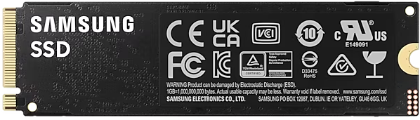 Egy fekete Samsung SSD látható címkékkel és logókkal. A háttér fekete.
