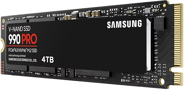 Egy fekete Samsung 990 Pro SSD. A '4TB' szöveg látható az eszközön.