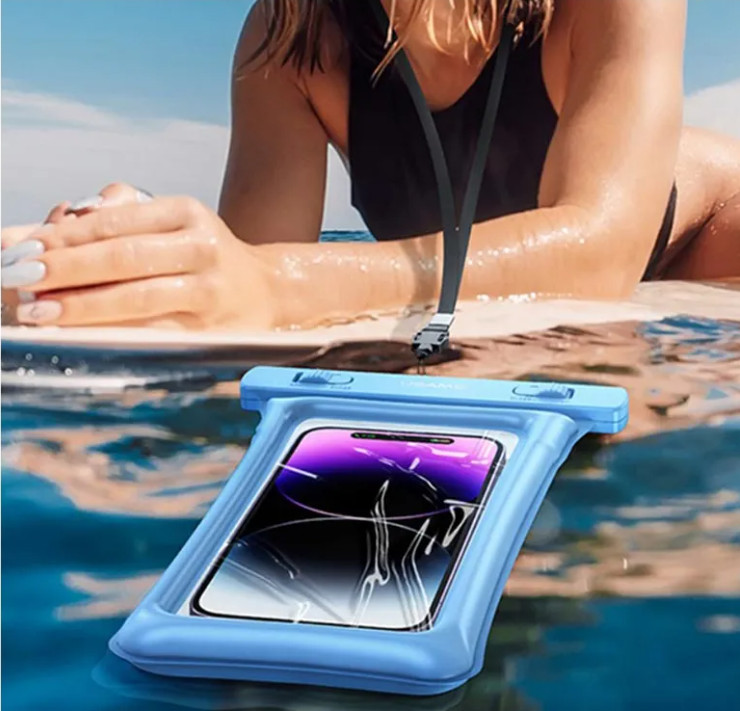 Telefon w niebieskim, wodoodpornym etui, unoszący się w wodzie z osobą.