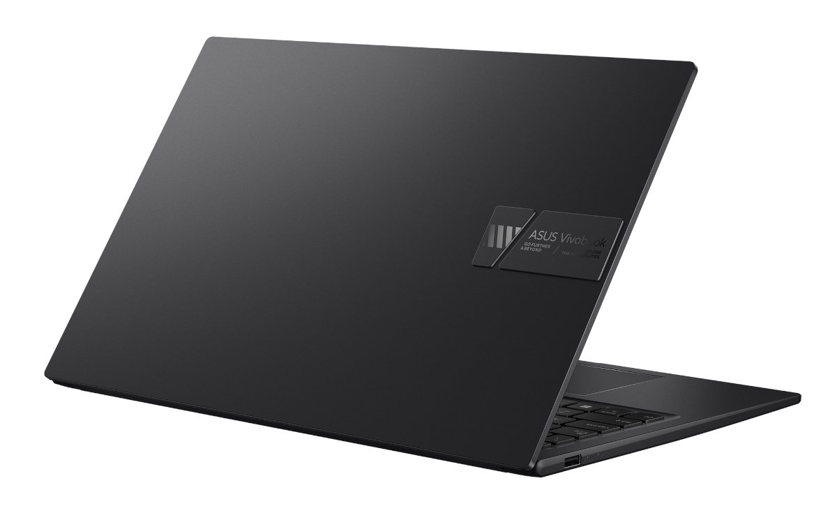 Czarny laptop z logo ASUS Vivobook z tyłu. Ciemna powierzchnia. Białe tło.